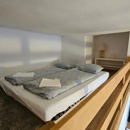 Lägenhet Next To The Metro Line 4